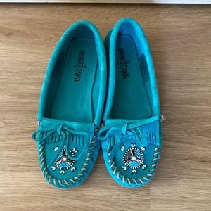 Women’s Minnnetonka Teal Suede Beaded Moccasins SIZE: 5.5